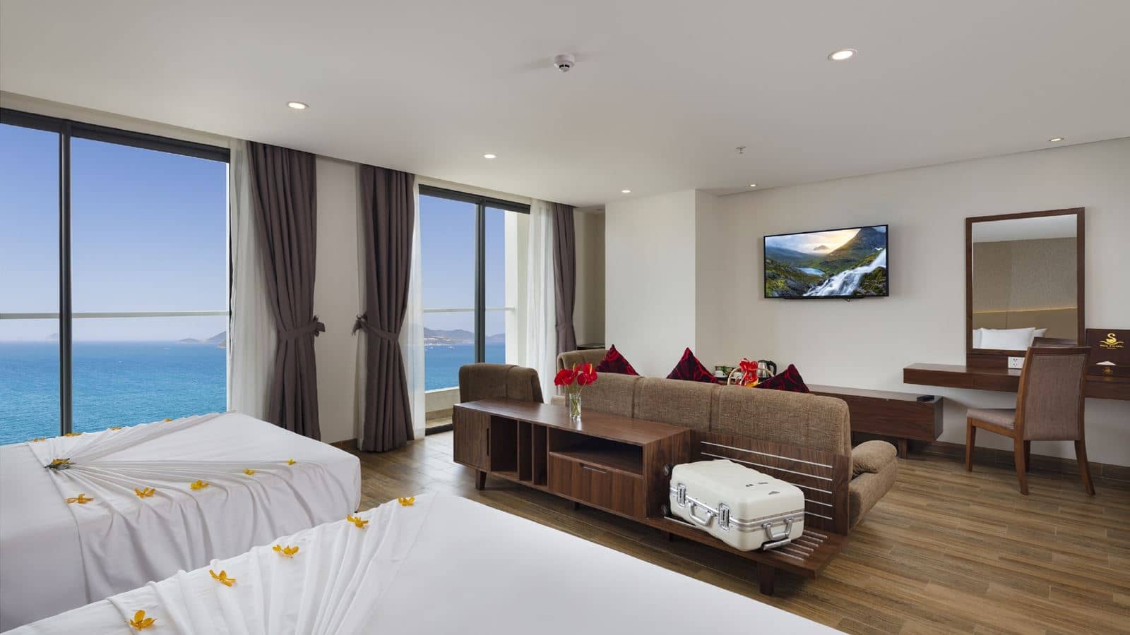 rooms-sea-pearl-suite-family-ocean-view-with-balcony