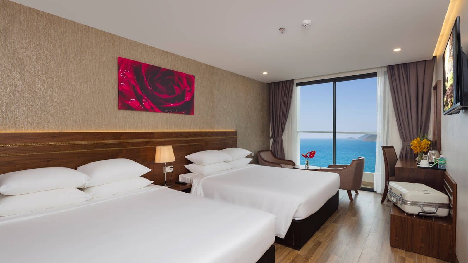 rooms-sea-pearl-suite-triple-ocean-view-with-balcony