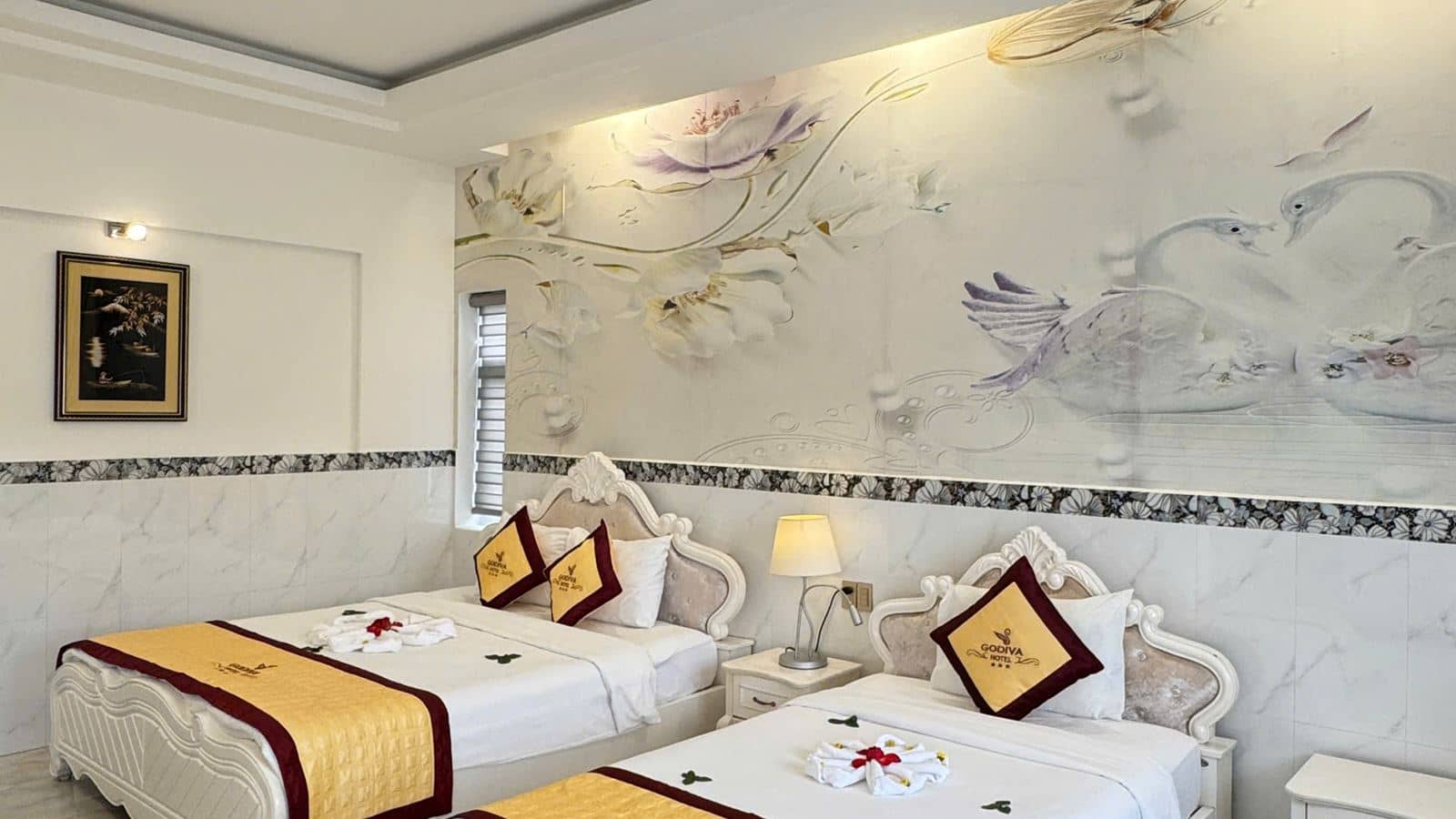 rooms-deluxe-twin-with-balcony