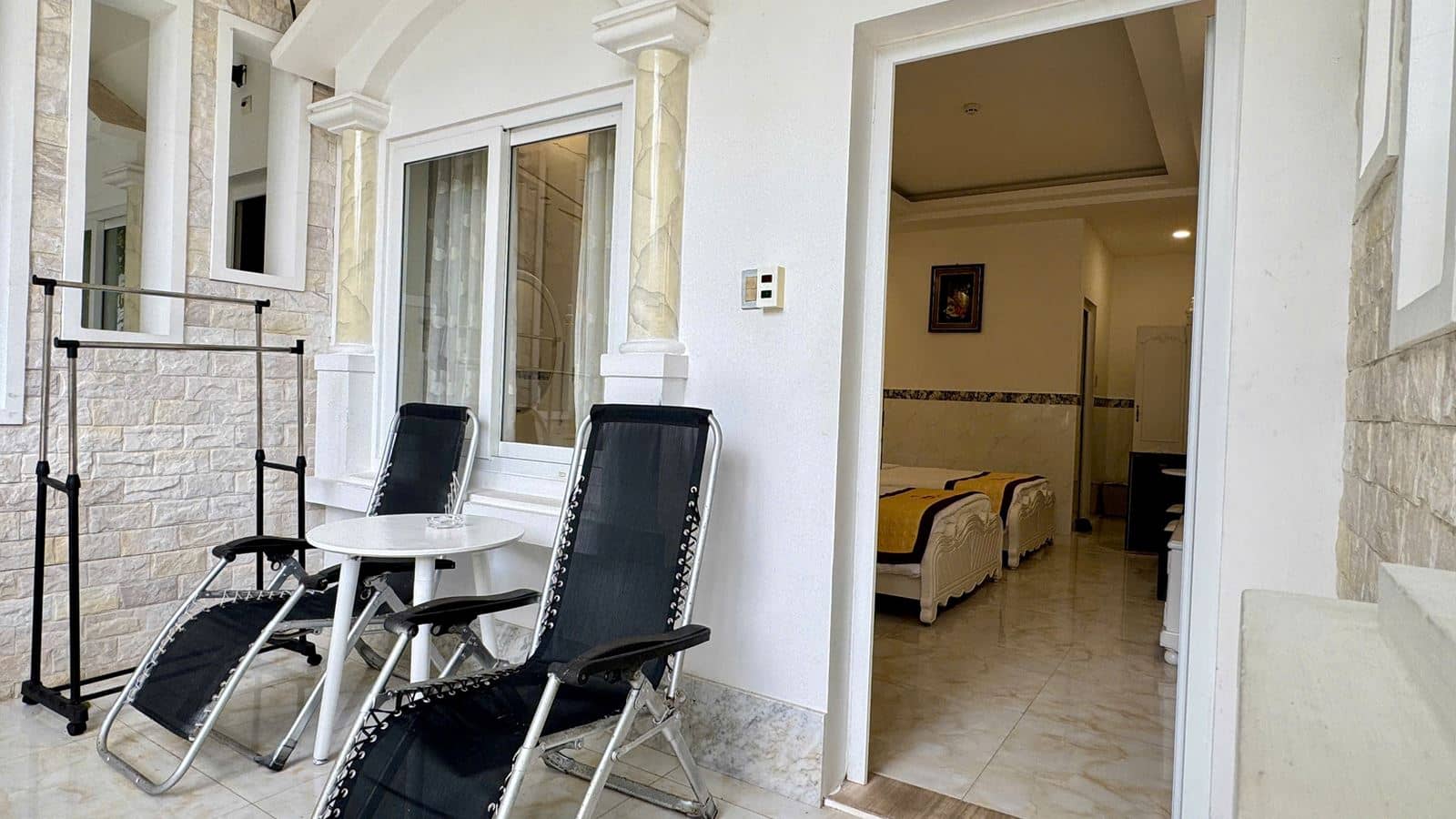 rooms-deluxe-twin-with-balcony