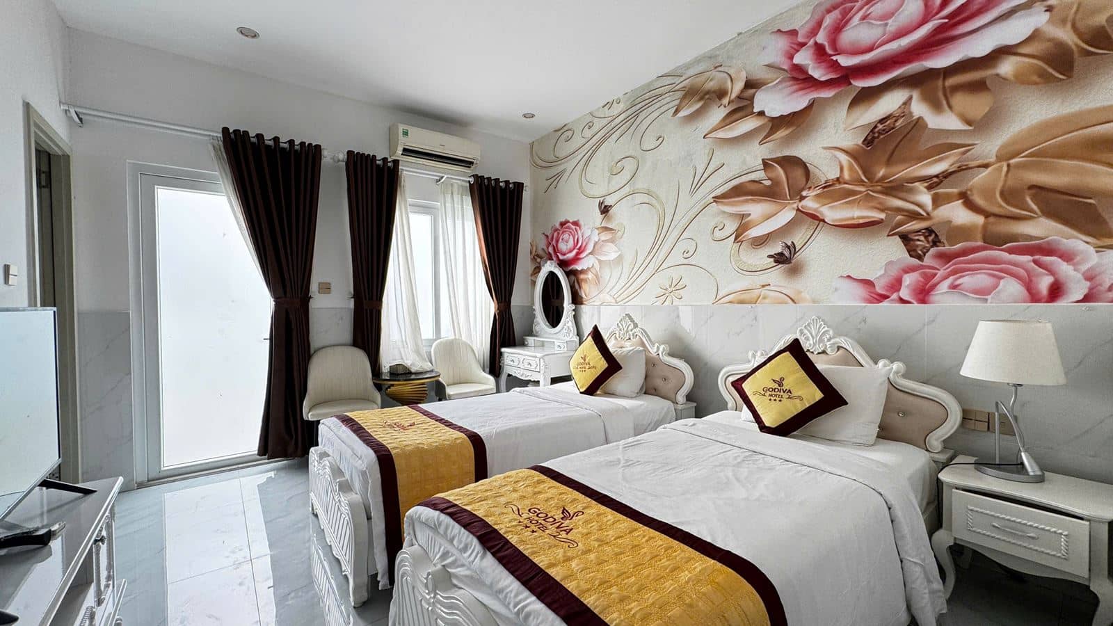 rooms-deluxe-twin-with-balcony