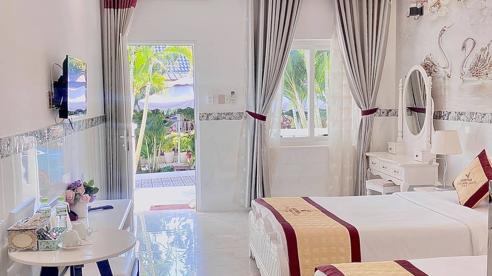 rooms-deluxe-twin-with-balcony