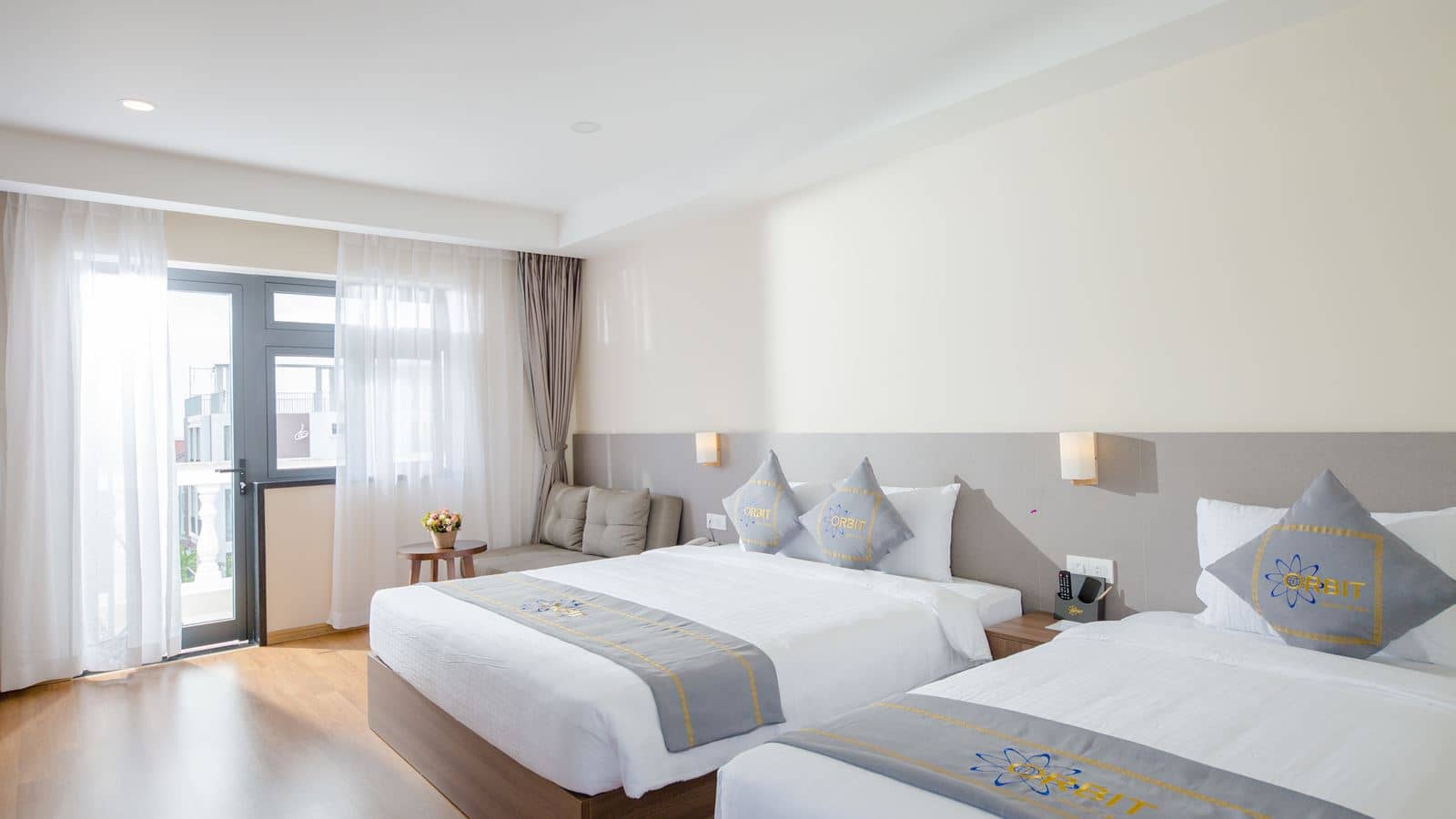 rooms-premier-city-view-with-balcony