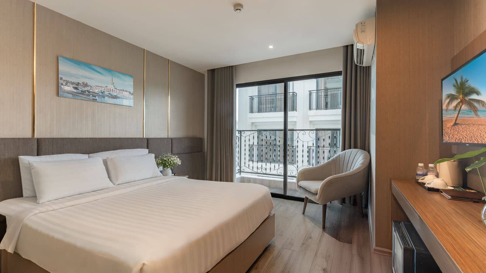rooms-senior-partial-sea-view-with-balcony-child-without-extra-bed