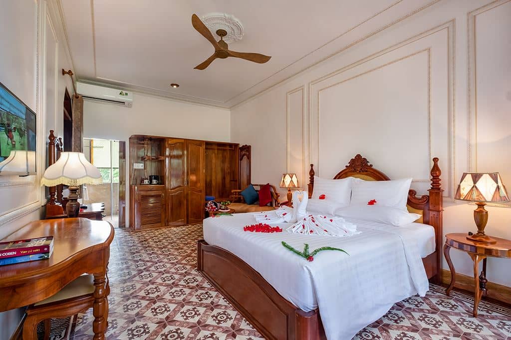 rooms-deluxe-partial-sea-view-with-balcony-child-without-extra-bed