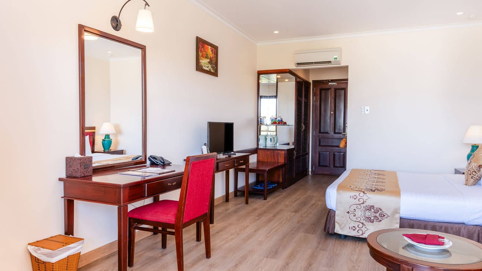 rooms-deluxe-sea-view-balcony