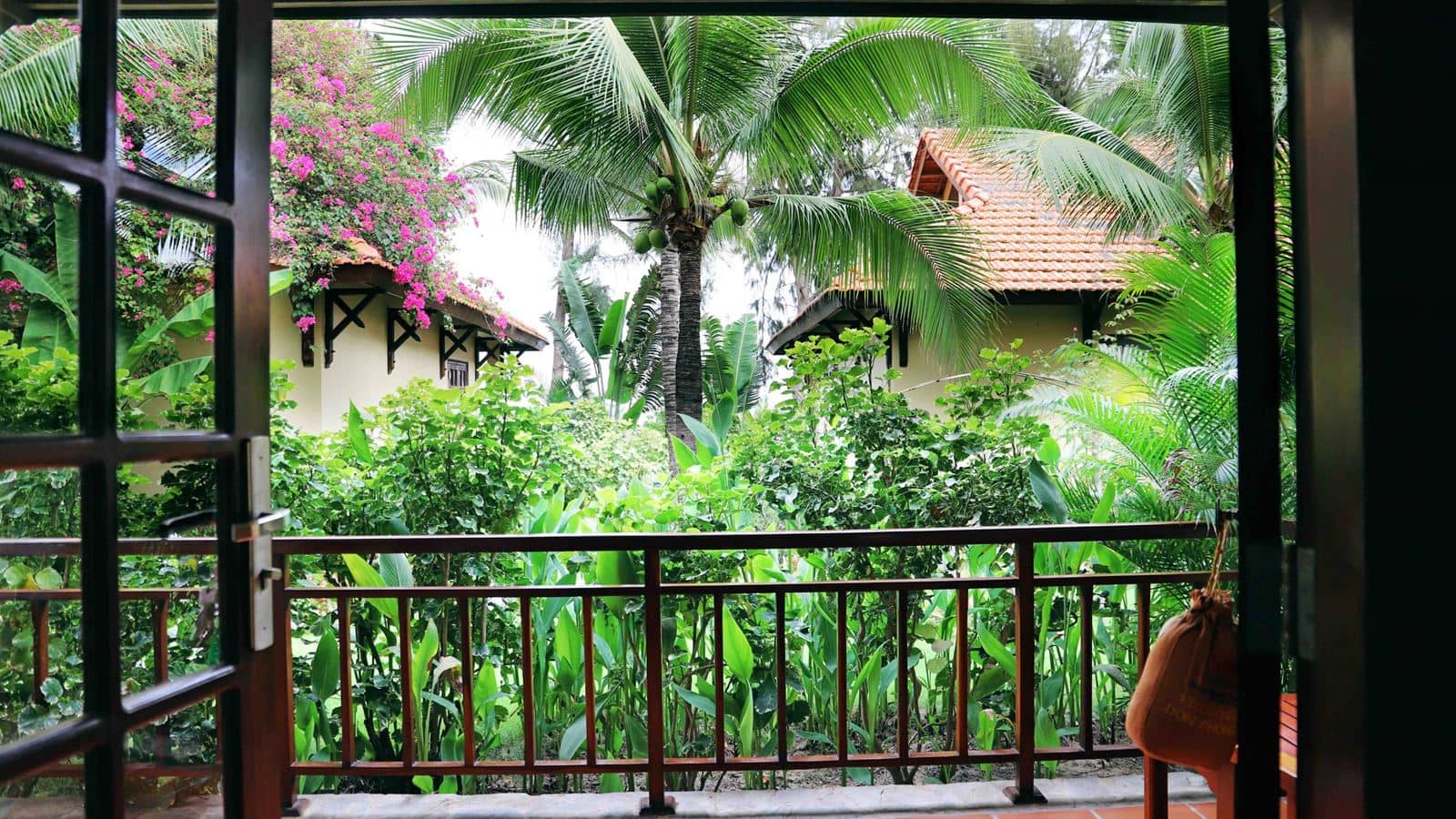 rooms-bungalow-garden-or-pool-view