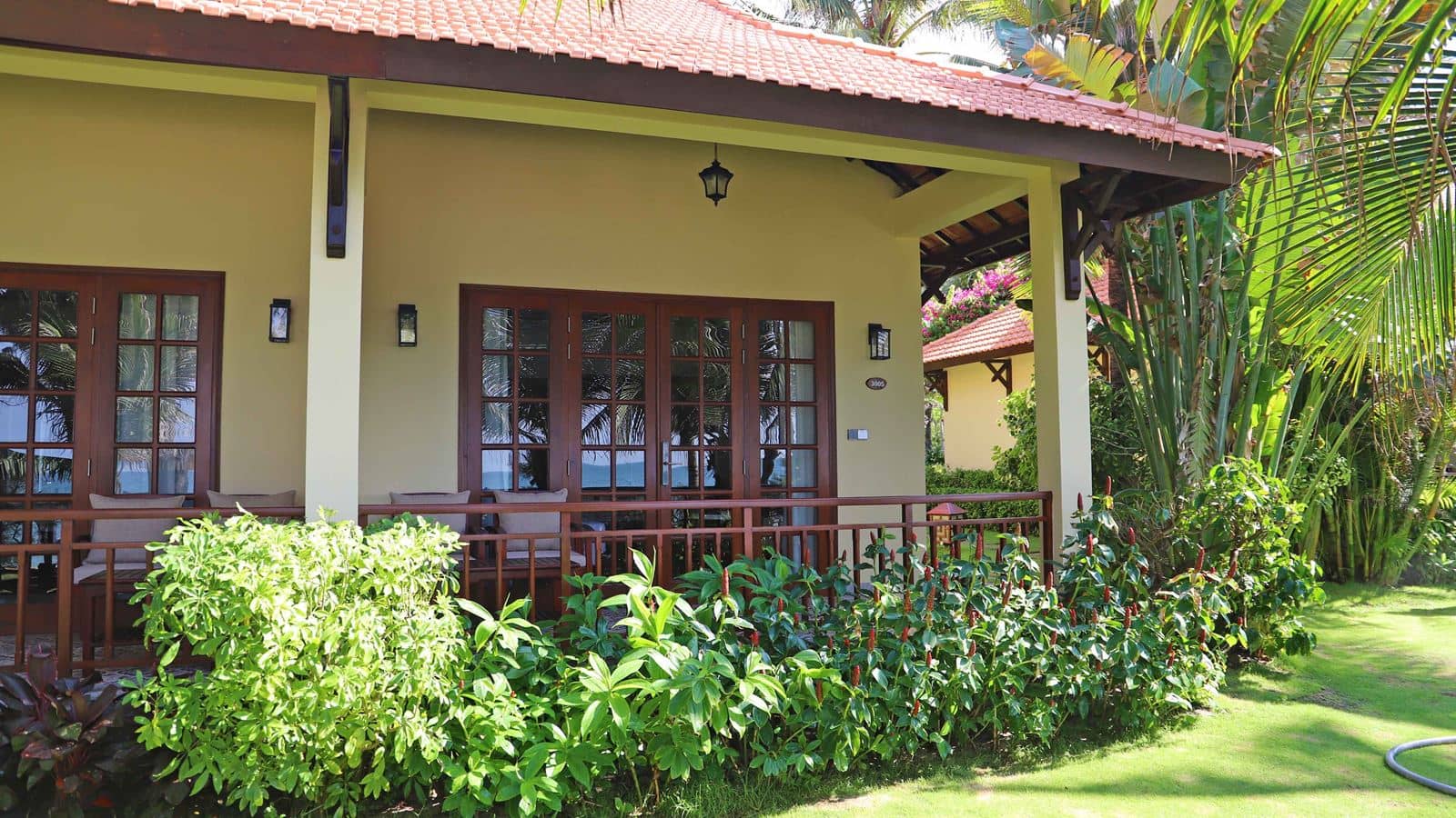 rooms-bungalow-beachfront