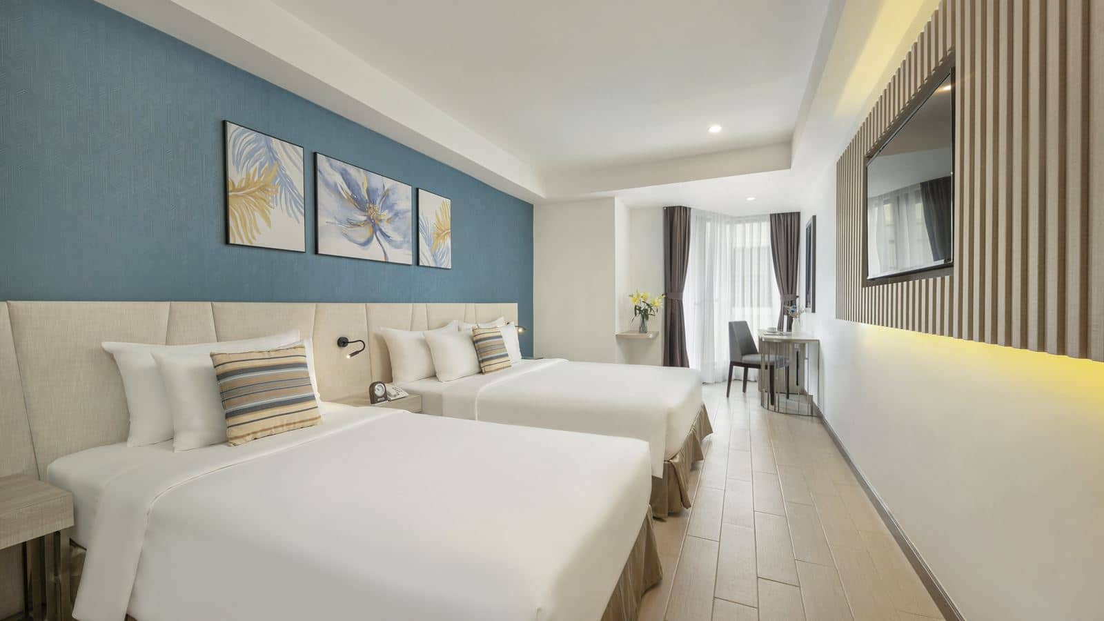 rooms-deluxe-city-view-with-balcony