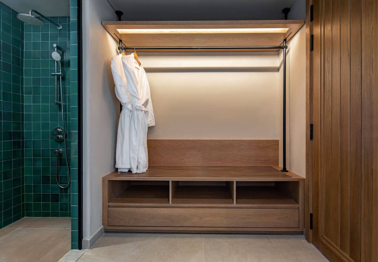 rooms-family-suite-king-bed-and-bunk-bed