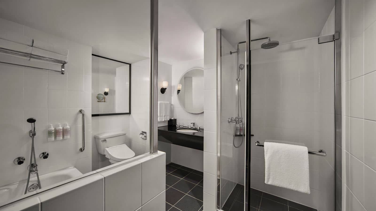 rooms-deluxe-suite-room