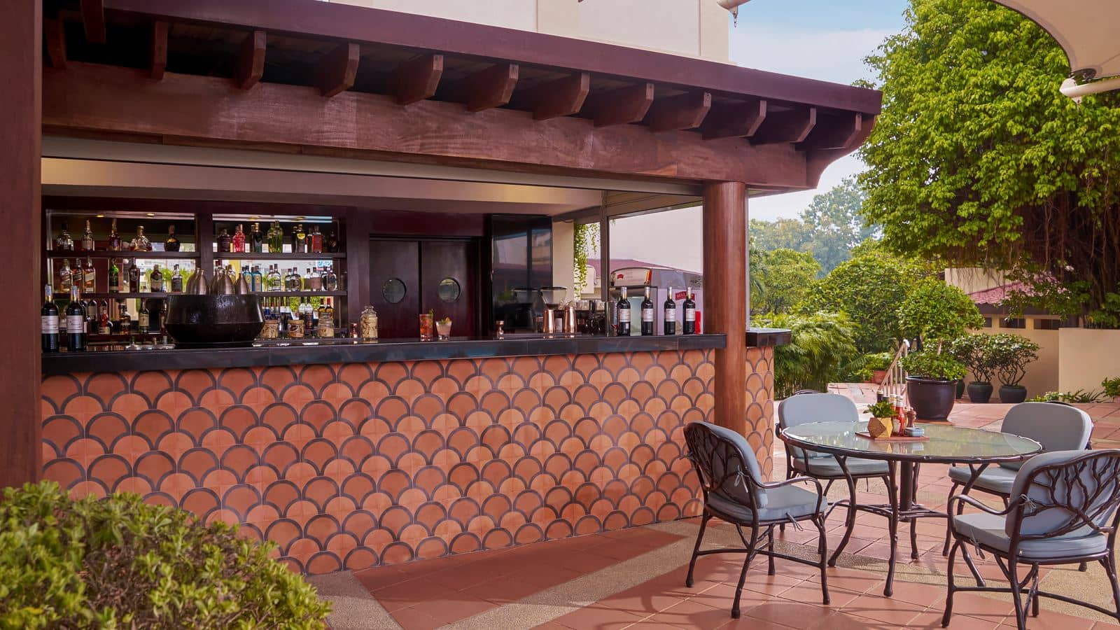 bars-splash-pool-bar