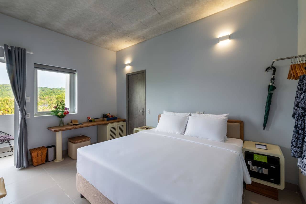 rooms-family-connecting-with-balcony