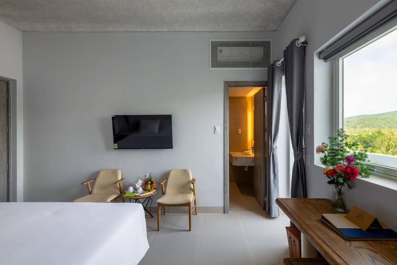 rooms-family-connecting-with-balcony
