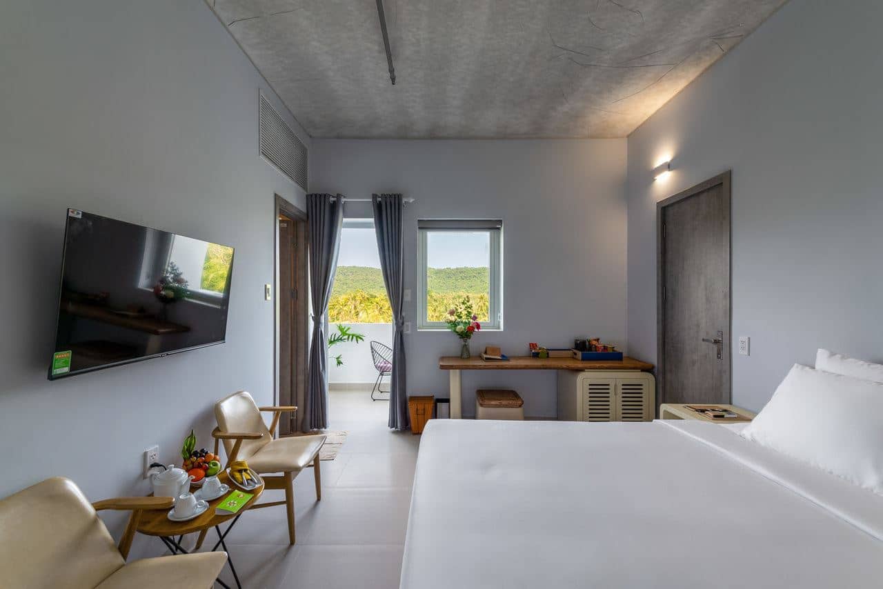 rooms-family-connecting-with-balcony