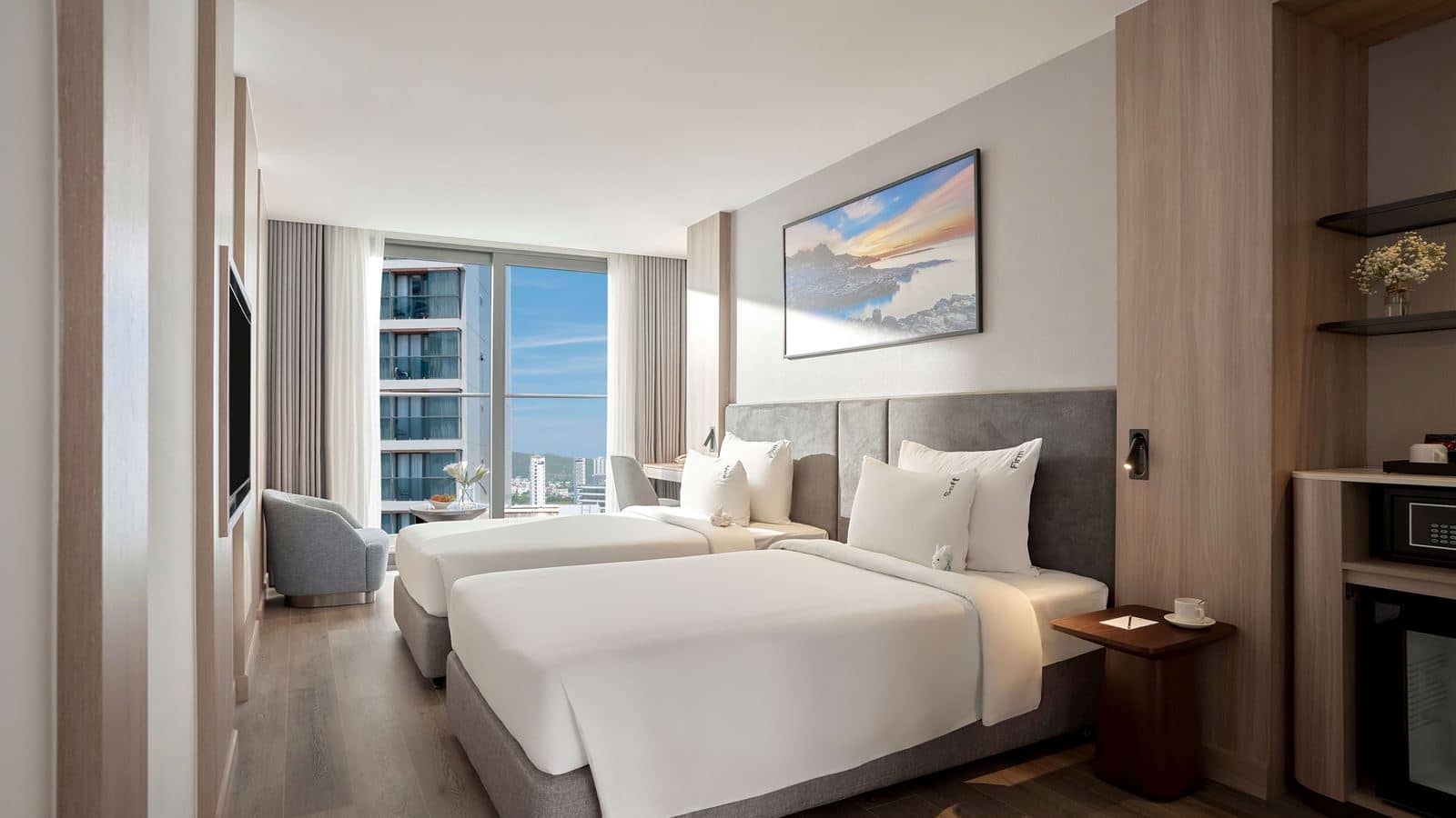 rooms-senior-deluxe-city-view-with-balcony