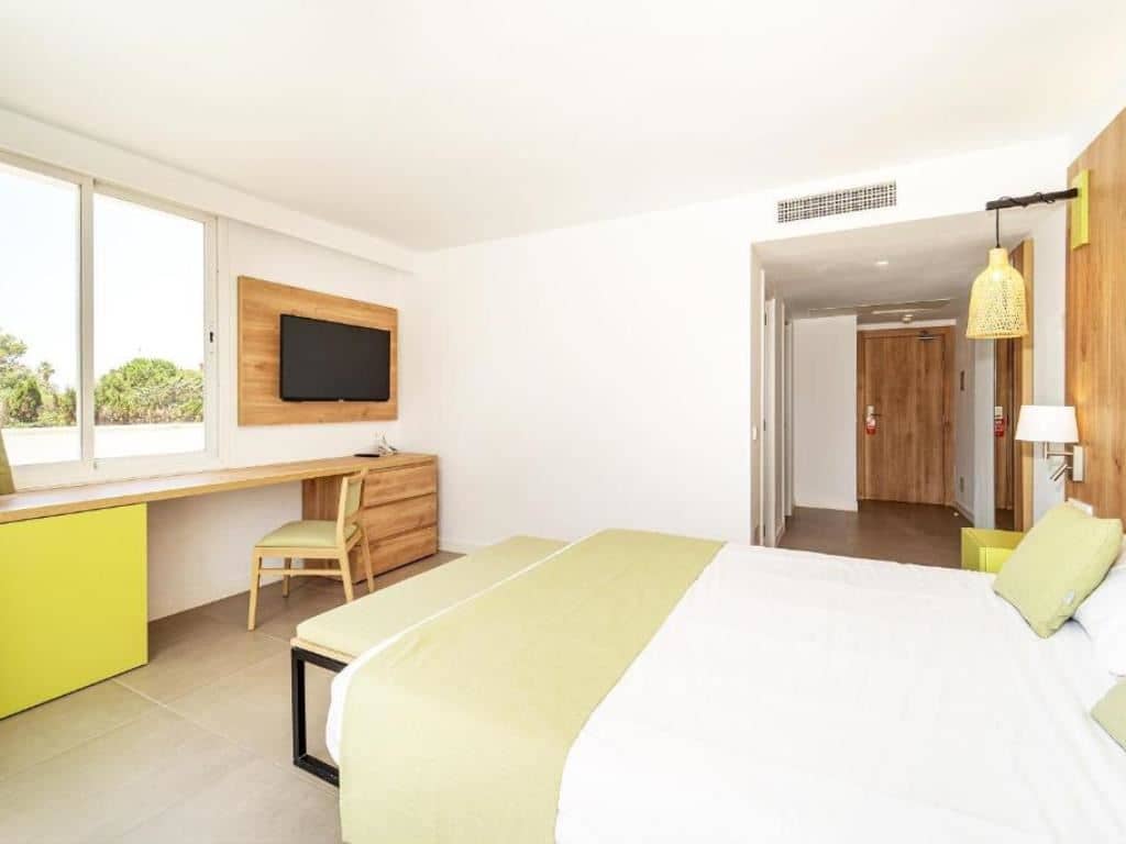 rooms-family-suite-standard-with-balcony-or-terrace
