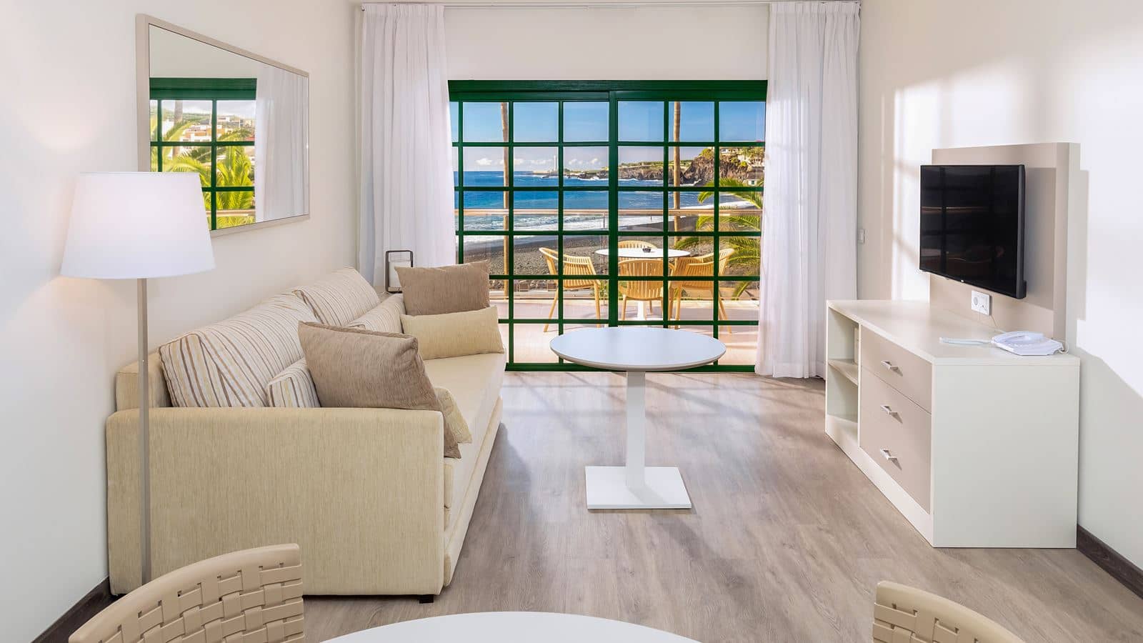 rooms-suite-1-bedroom-with-sea-view