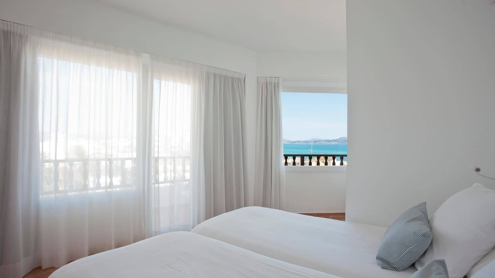 rooms-db--twin-room-balcony-or-terrace