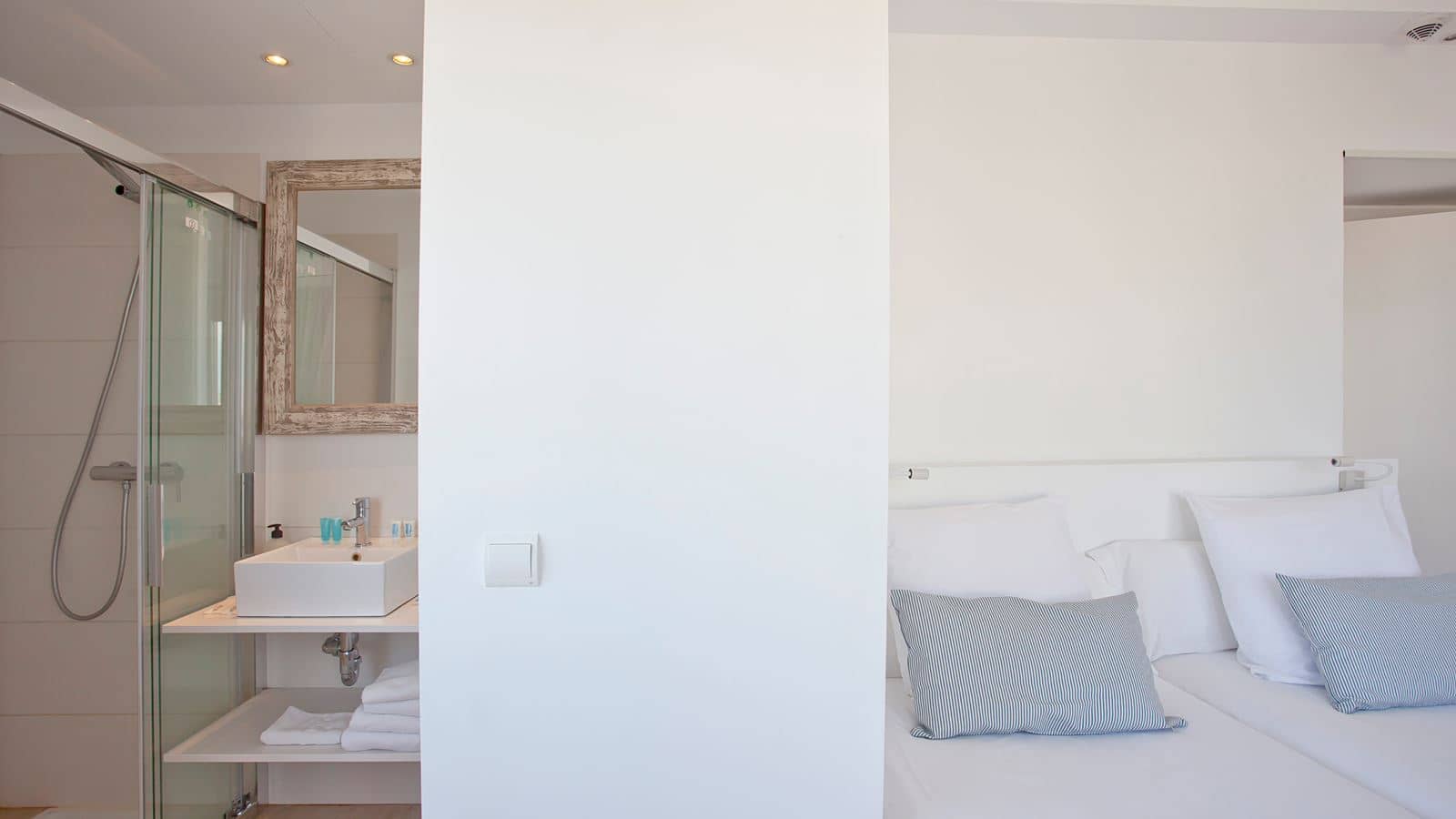rooms-db--twin-room-balcony-or-terrace