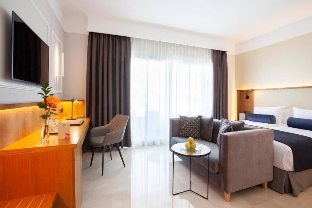rooms-suite-swimming-pool-view-balcony