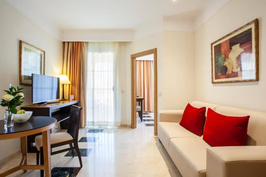 rooms-junior-suite-standard-pool-view