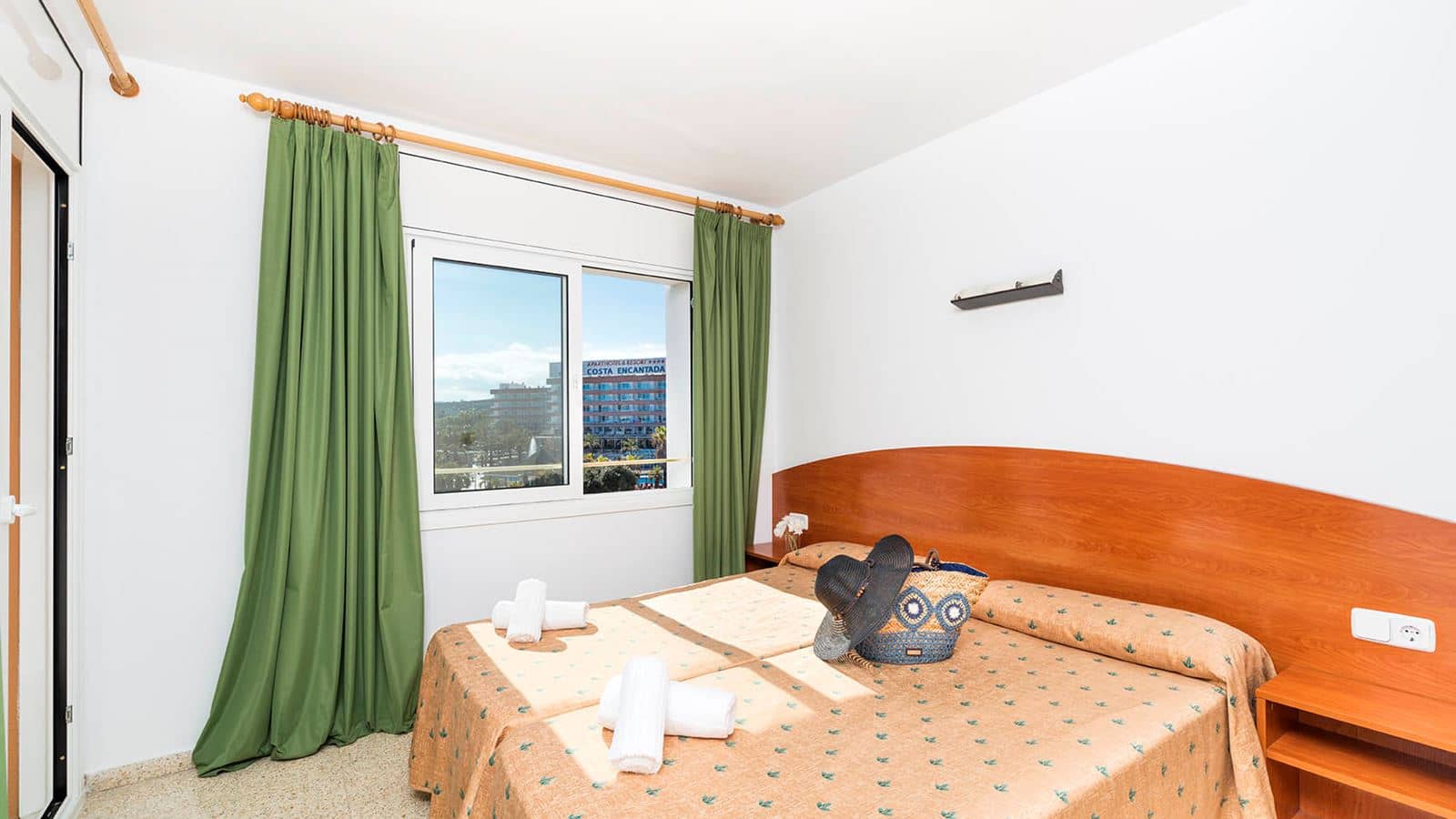 rooms-apartment-3-bedrooms-terrace