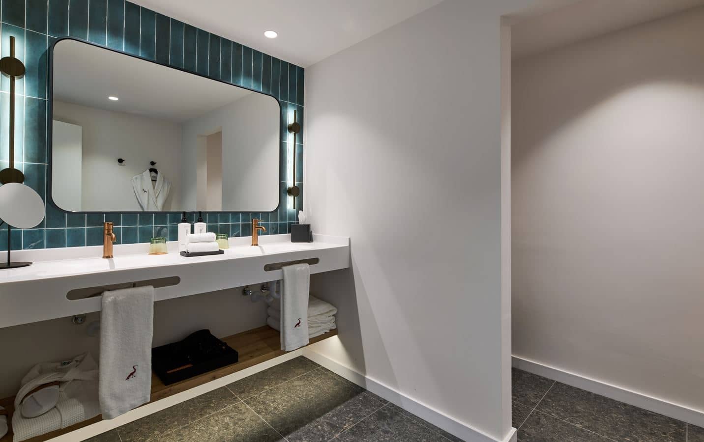 rooms-1-bedroom-suite-sea-front-view-balcony-or-terrace