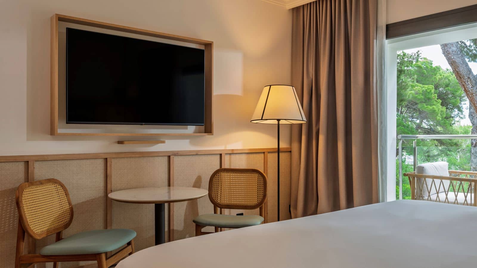 rooms-double-deluxe-1-king-bed-balcony-or-terrace