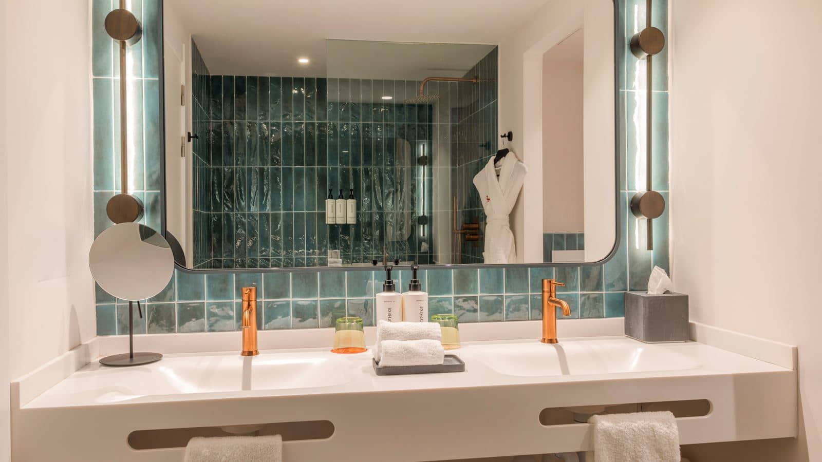 rooms-double-deluxe-1-king-bed-balcony-or-terrace