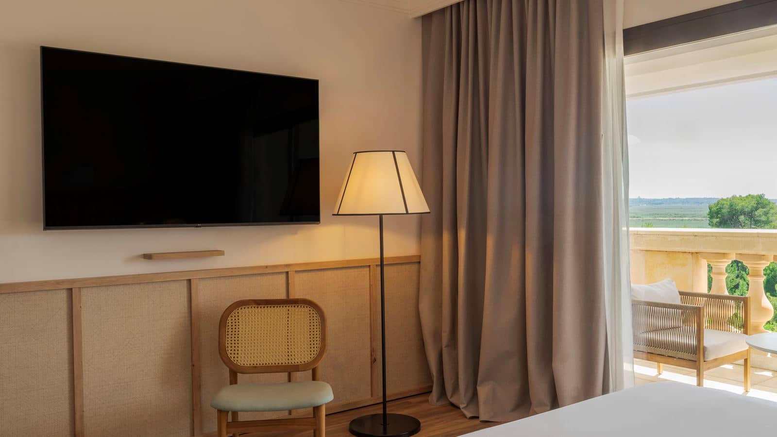 rooms-1-bedroom-suite-balcony-or-terrace