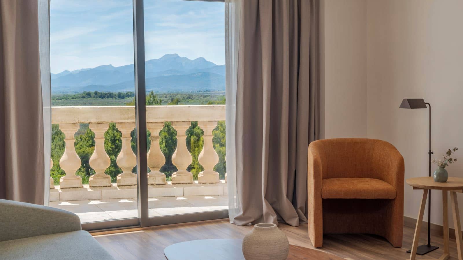 rooms-1-bedroom-suite-balcony-or-terrace