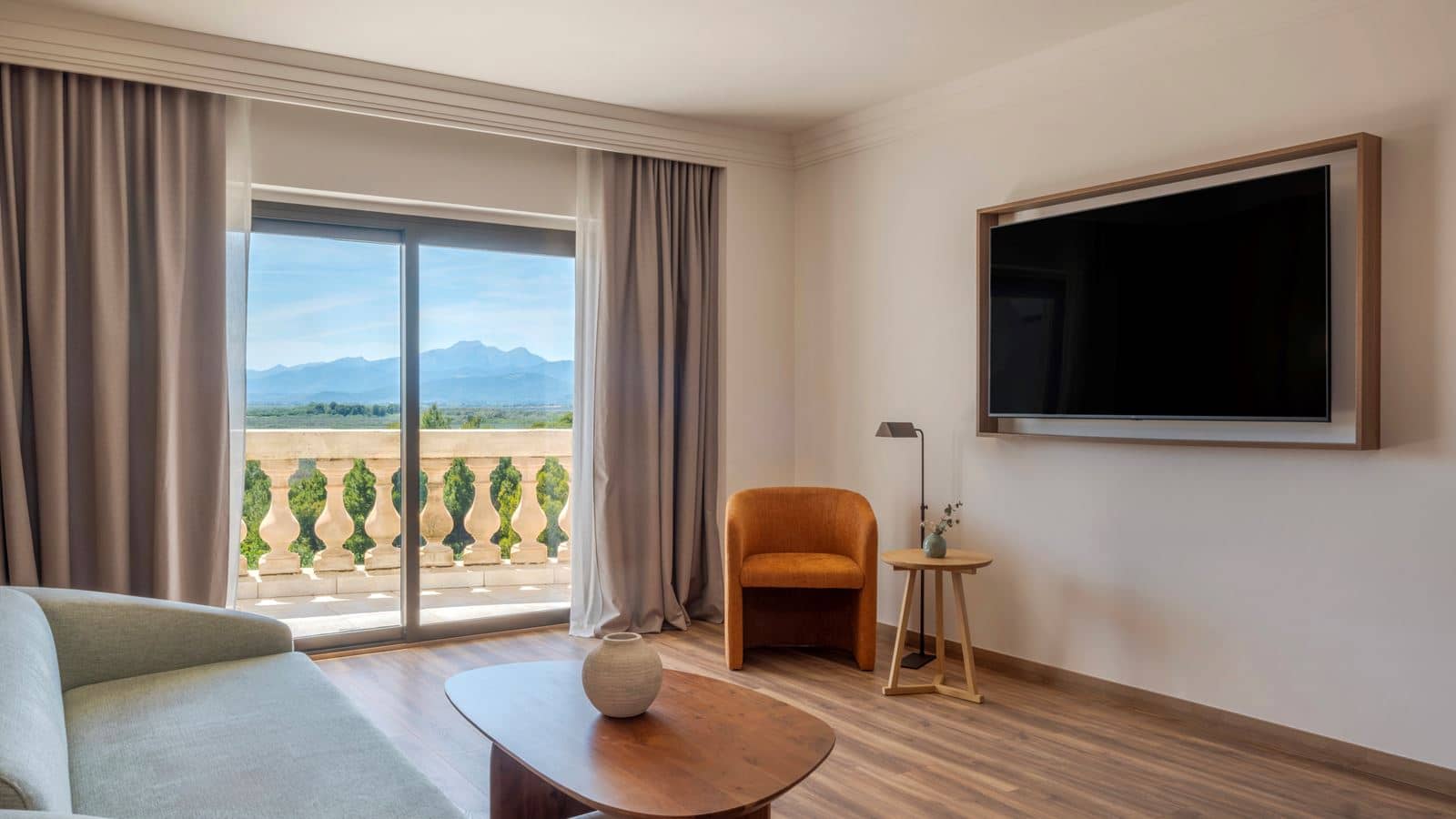 rooms-1-bedroom-suite-balcony-or-terrace