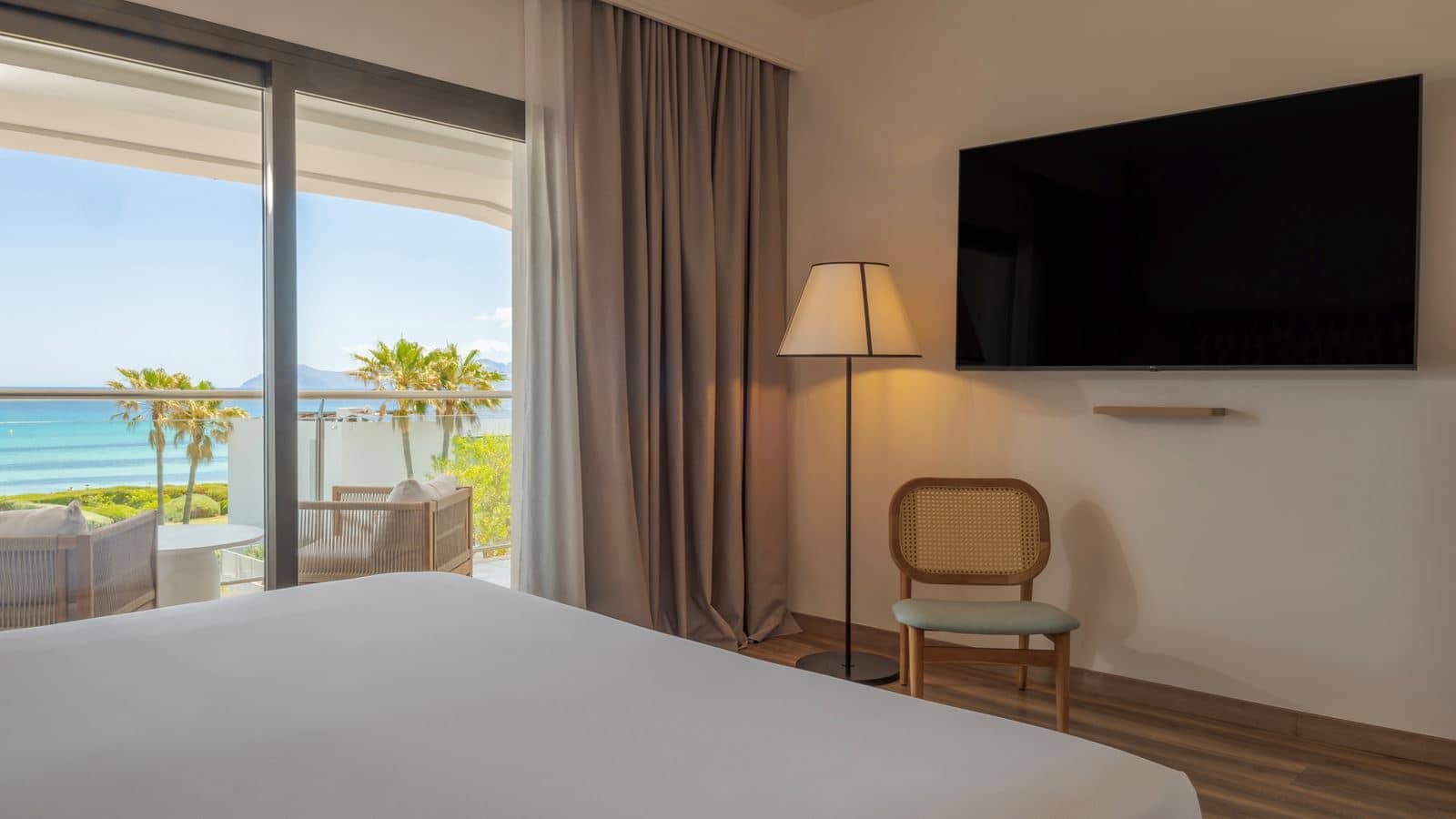 rooms-1-bedroom-suite-sea-front-view-balcony-or-terrace