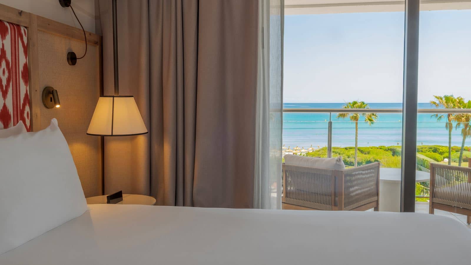 rooms-1-bedroom-suite-sea-front-view-balcony-or-terrace