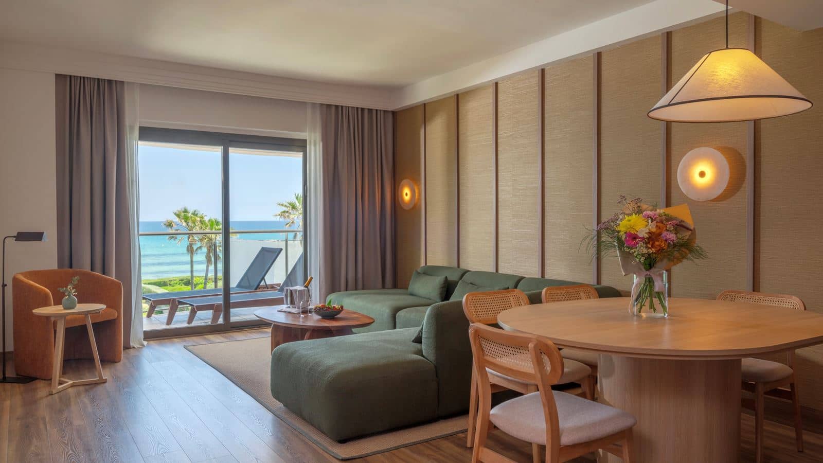 rooms-1-bedroom-suite-sea-front-view-balcony-or-terrace