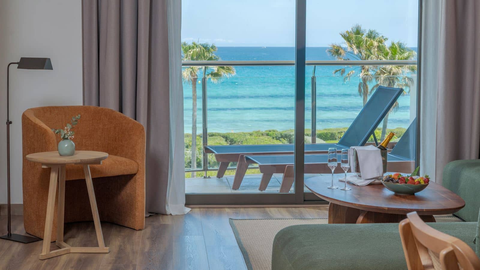 rooms-1-bedroom-suite-sea-front-view-balcony-or-terrace