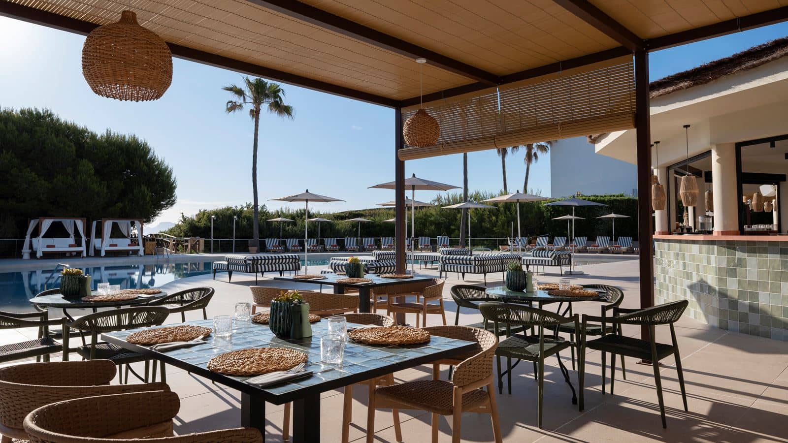 restaurants-pool-club