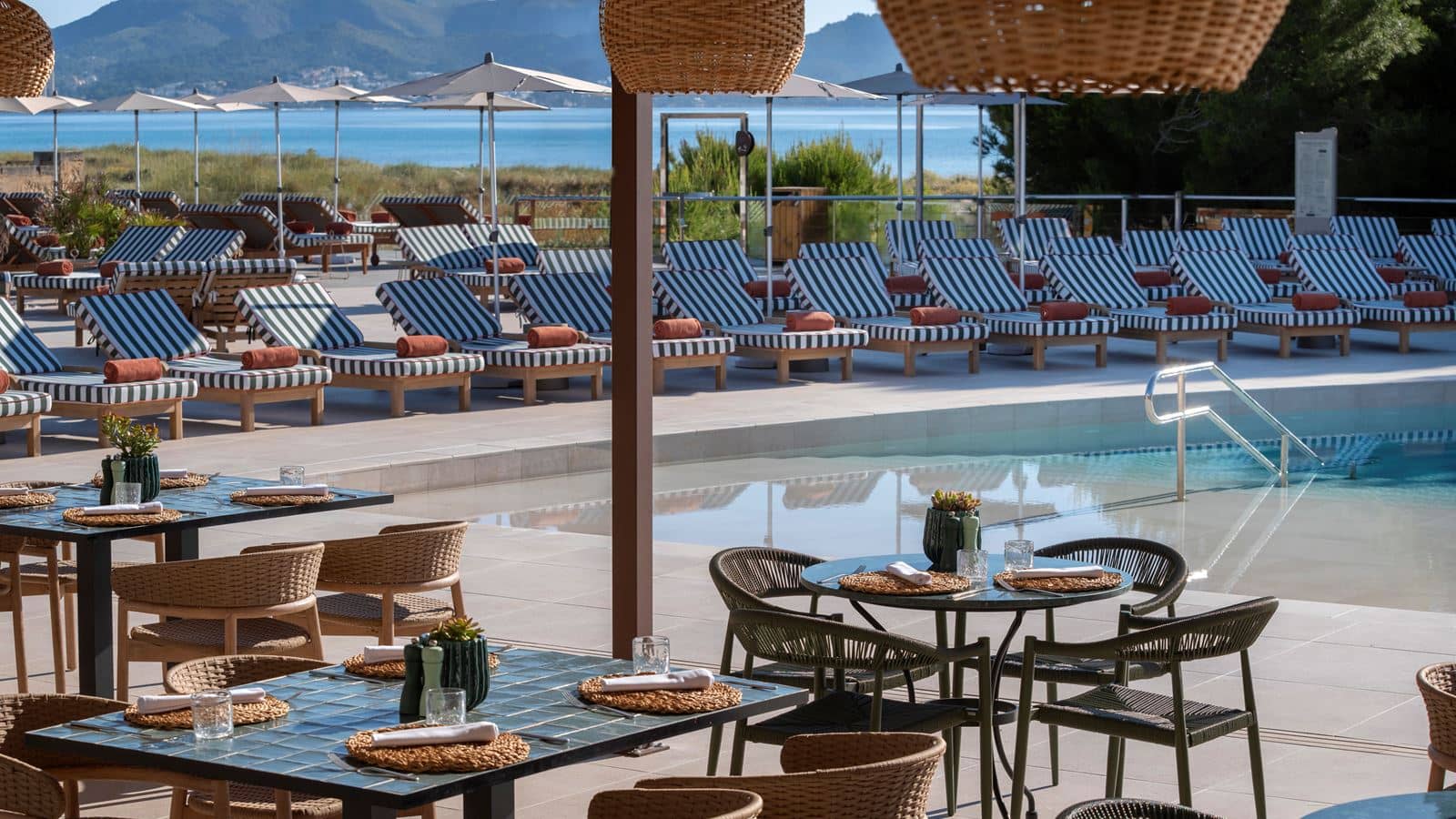 restaurants-pool-club