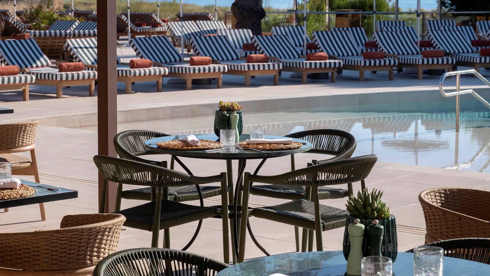 restaurants-pool-club