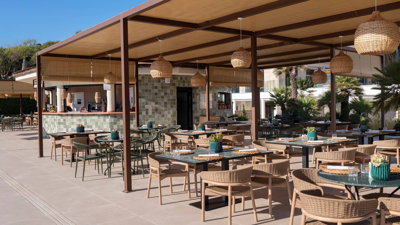 restaurants-pool-club