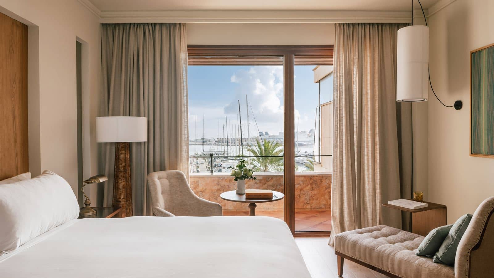 rooms-b2w--double-supreme-sea--cathedral-view