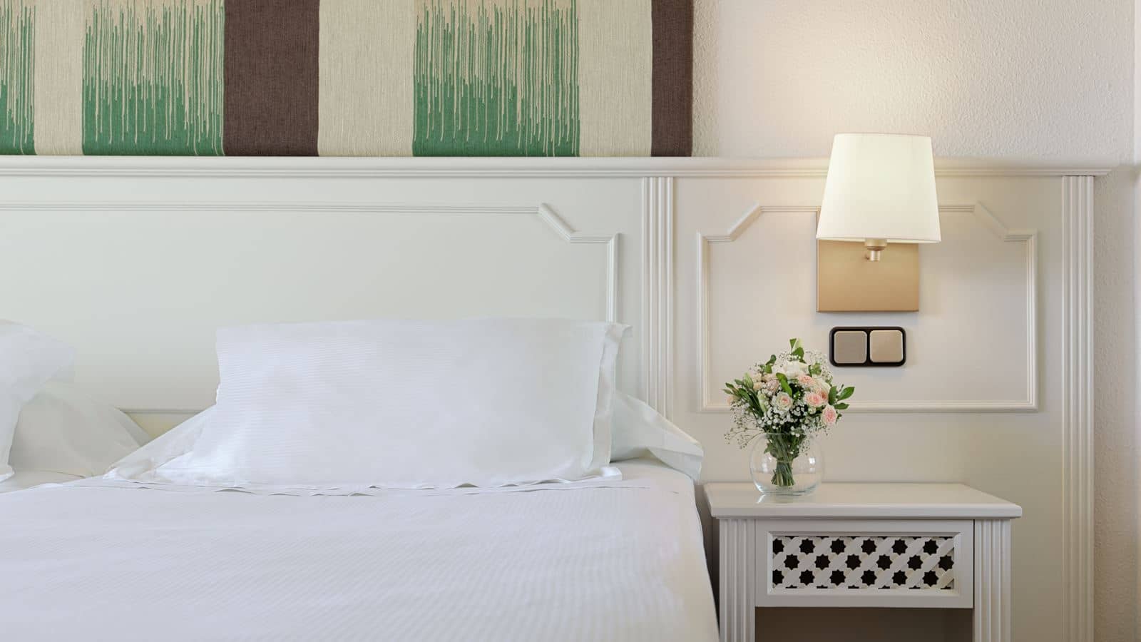 rooms-double-standard-room-poolview