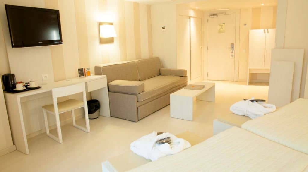 rooms-juniorsuite--balcony-or-terrace
