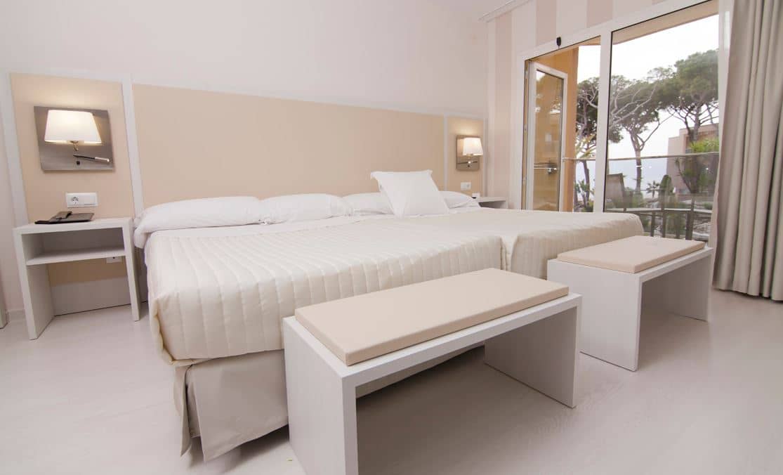 rooms-juniorsuite-seaview-balcony-or-terrace