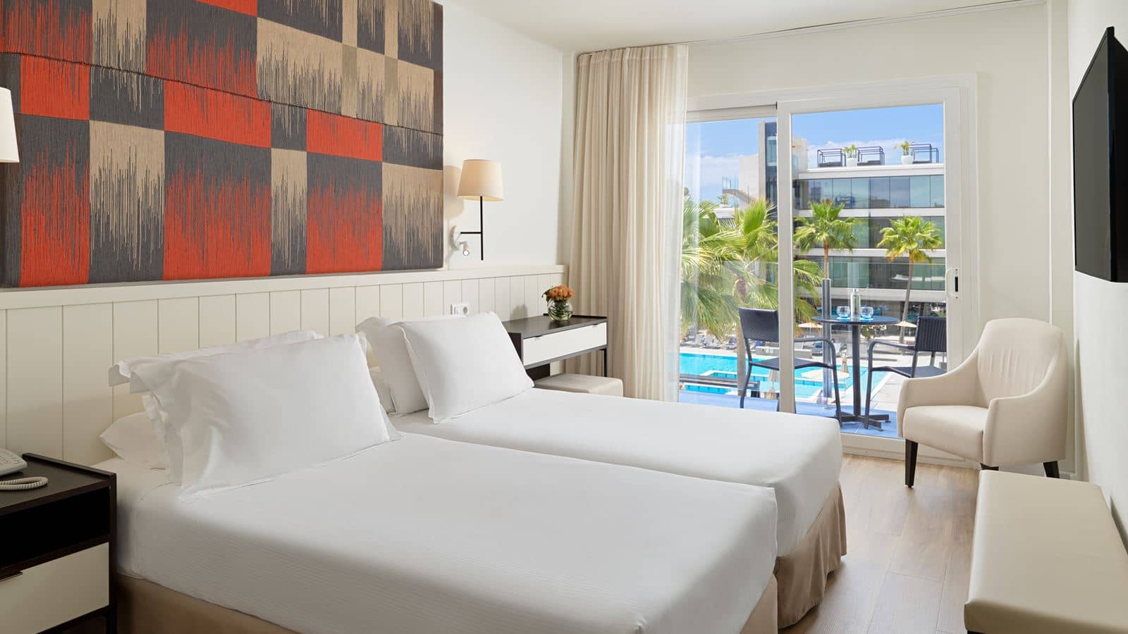 rooms-standard-pool-view-balcony-double