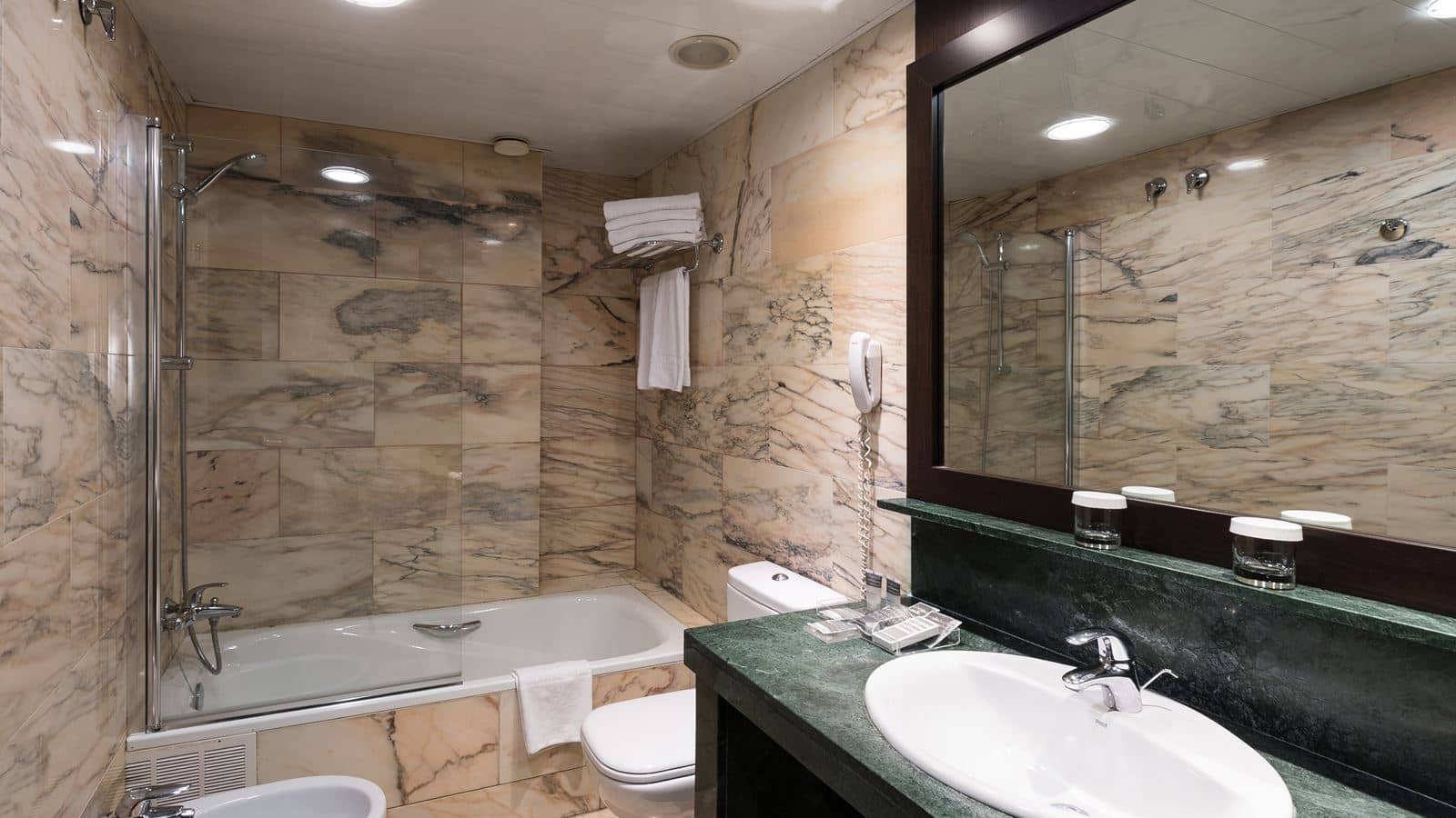 rooms-double-single-use-two-beds