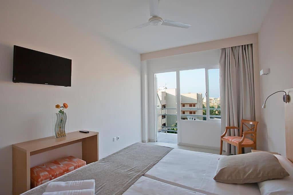 rooms-room-superior-balcony-or-terrace