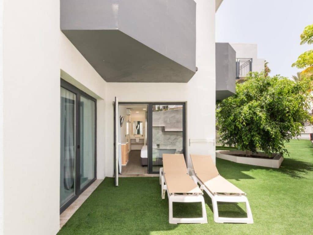 rooms-apartment-24-balcony-or-terrace