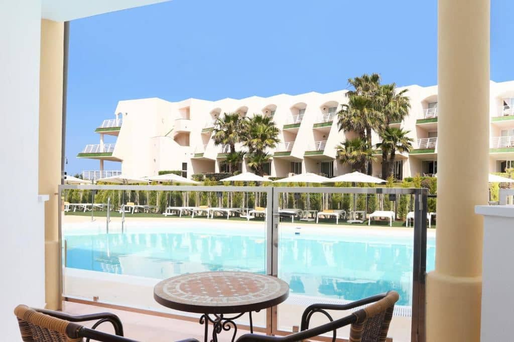 rooms-double-room-sharing-pool